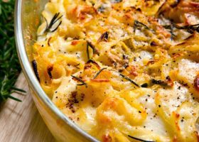 طريقة عمل صينية بطاطس بالدجاج والكريمة