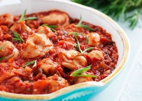 طريقة عمل الشيش برك بالطماطم