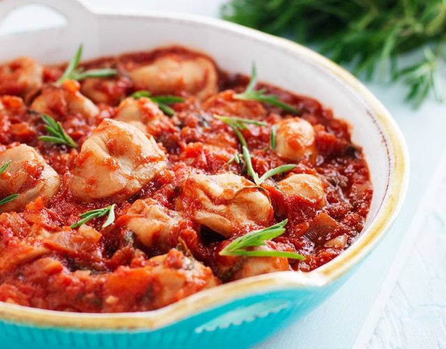 طريقة عمل الشيش برك بالطماطم