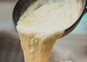 طريقة عمل صوص الجبنة السايحة