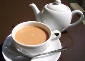 طريقة عمل شاي عدني بالحليب