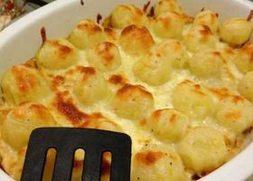 طريقة عمل صينية البطاطس باللحم المفروم والجبن