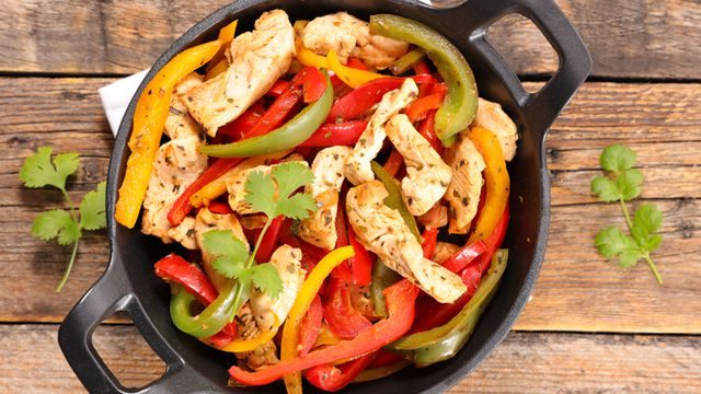 طريقة عمل صينية الدجاج والخضار بالفرن