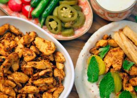 طريقة عمل شاورما الدجاج مع صلصة الثومية