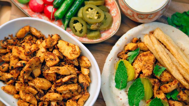 شاورما الدجاج مع صلصة الثومية