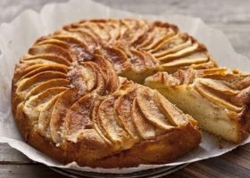 طيقة عمل الكيك بالتفاح والقرفة