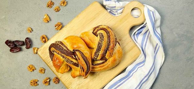 طريقة عمل خبز بحشوة التمر