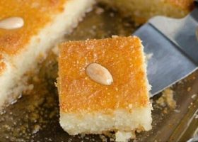 طريقة عمل البسبوسة بالحليب المكثف المحلى