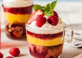 طريقة عمل الكاسترد بالبسكويت والجلي بالكاسات