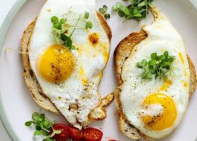 طريقة عمل بيض بدون زيت