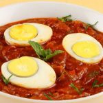 طريقة عمل بيض مسلوق بالطماطم