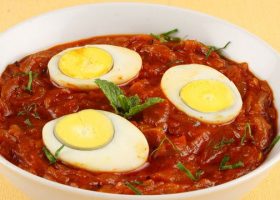 طريقة عمل بيض مسلوق بالطماطم