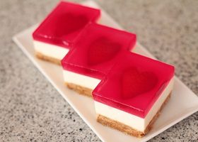 طريقة عمل حلى الزبادي الاحمر