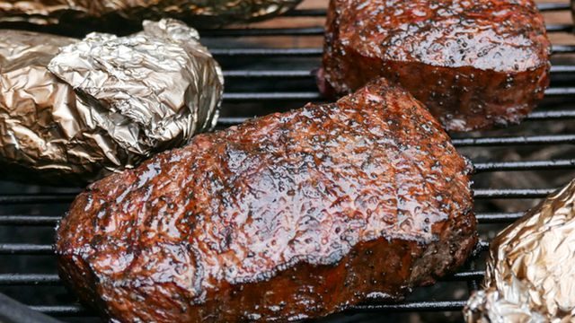 طريقة عمل اللحم بالقصدير على الفحم