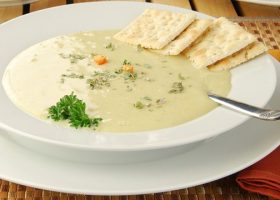 طريقة عمل شوربة البروكلي والبطاطس والجزر