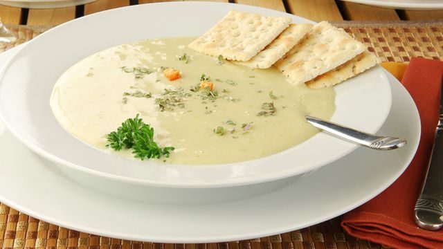 طريقة عمل شوربة البروكلي والبطاطس والجزر