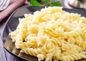 طريقة عمل المكرونة المسلوقة بالزبدة