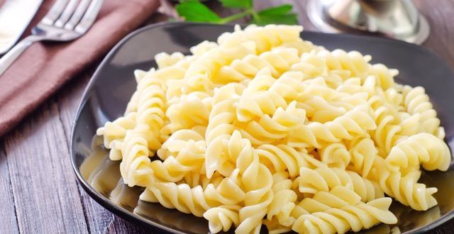 طريقة عمل المكرونة المسلوقة بالزبدة