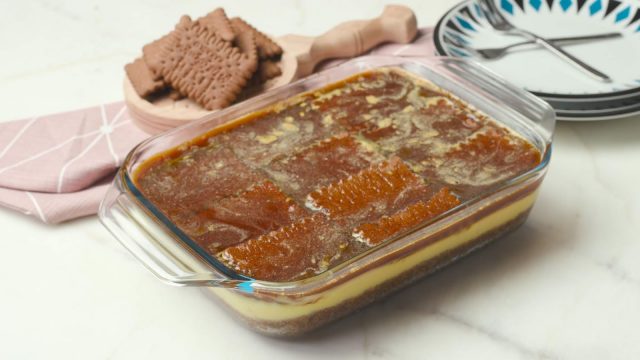 طريقة عمل حلى السميد المحمص بالبسكويت