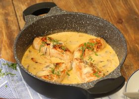 طريقة عمل ستيك دجاج بصلصة المشروم