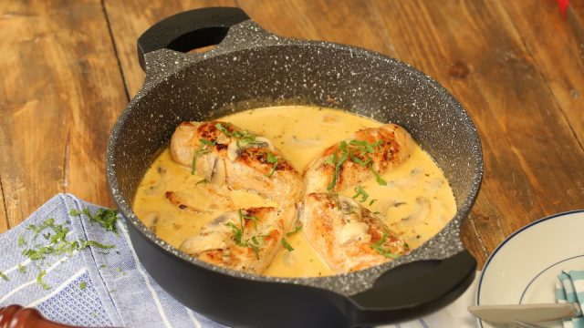 طريقة عمل ستيك دجاج بصلصة المشروم