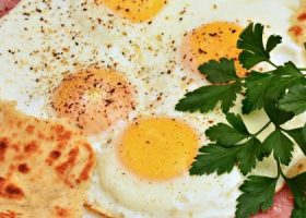 طريقة عمل بيض عيون بالجبن