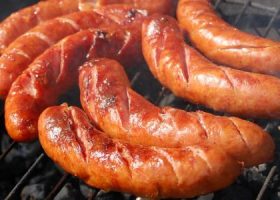 طريقة عمل نقانق الدجاج المشوي