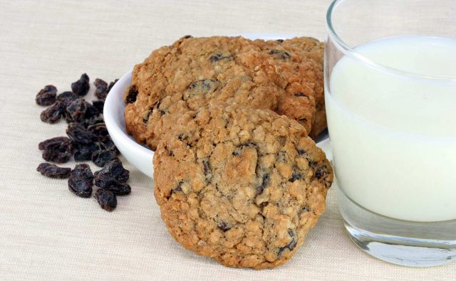 طريقة عمل كوكيز الشوفان بالزبيب