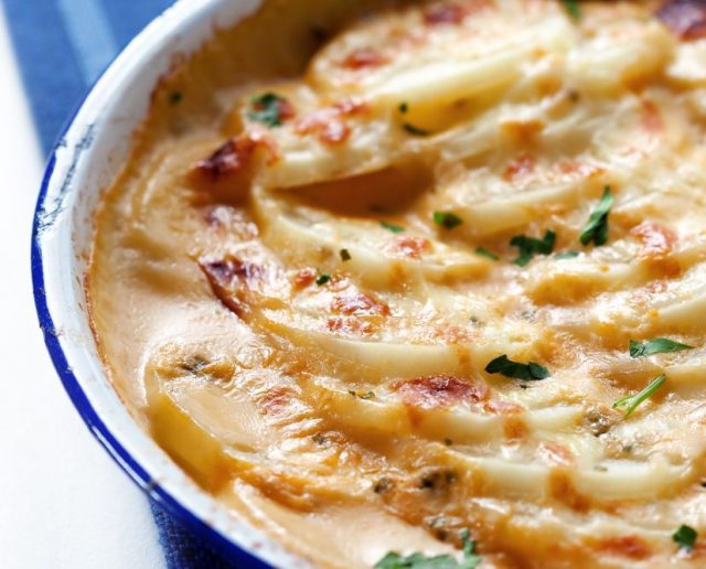 طريقة عمل بطاطس جراتين مع البصل بالكراميل