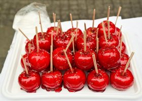 طريقة عمل التفاح بالكراميل