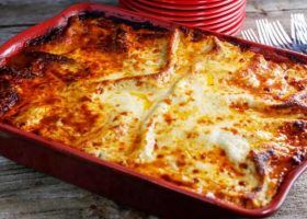 طريقة عمل مكرونة بشاميل بكباب الحلة