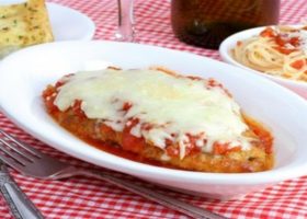 طريقة عمل صدور دجاج بالجبن الموزاريلا و الطماطم