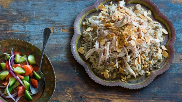 طريقة عمل الأرز اللبناني بالقرفة والدجاج والصنوبر