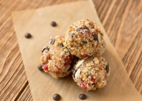 طريقة عمل كرات الفواكة المجففة