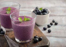 طريقة عمل سموثي التوت والكرز