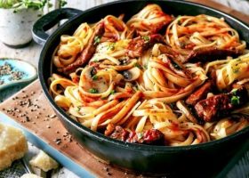 طريقة عمل مكرونة بشرائح الستيك والفطر