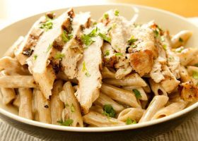 طريقة عمل مكرونة بشاورما الدجاج