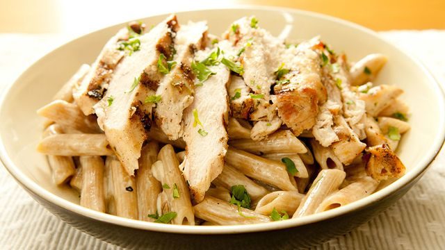 طريقة عمل مكرونة بشاورما الدجاج