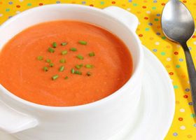 طريقة عمل شوربة الطماطم بالشوفان والكريمة