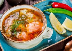 طريقة عمل شوربة السلمون وسمك القاروص