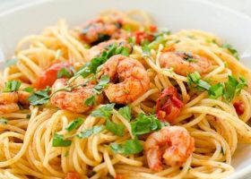 طريقة عمل مكرونة بالجمبري والسبانخ