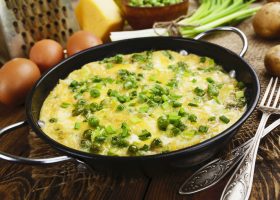 طريقة عمل بيض بالبطاطس والبازلا