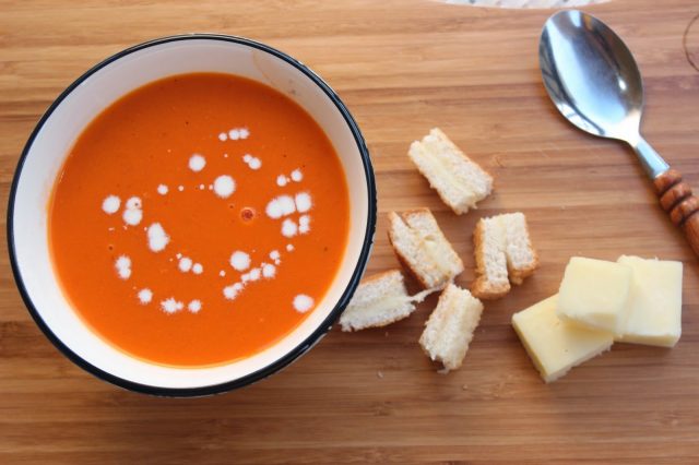 طريقة عمل شوربة الطماطم المشوية