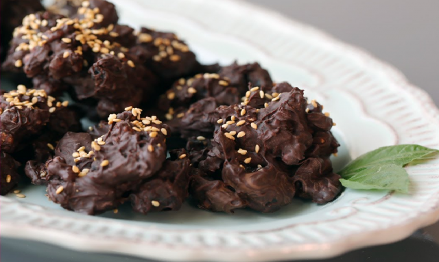 طريقة عمل حلى التمر البارد بالشكولاتة