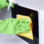 أسهل طريقتين لتنظيف الميكروويف