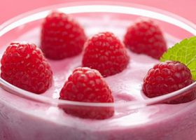 طريقة عمل حلى الزبادي بمربى الليمون والتوت