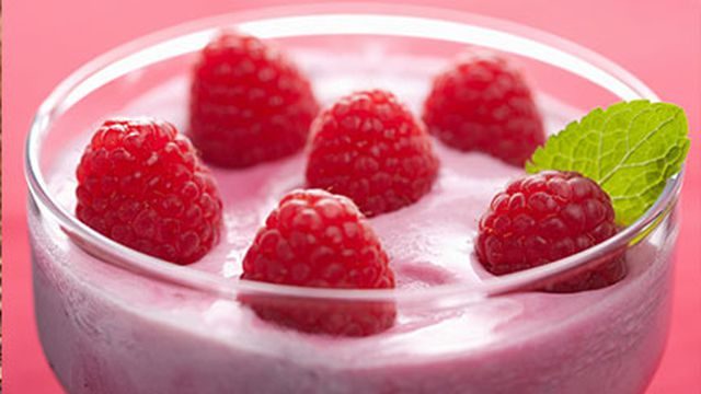 طريقة عمل حلى الزبادي بمربى الليمون والتوت