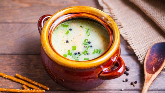 طريقة عمل شوربة الجبن والقشطة مع الدجاج والفلفل الرومي