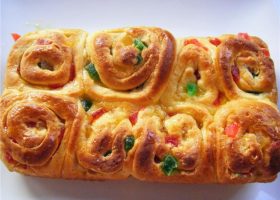 طريقة عمل فطائر حلوة بالزبيب والفواكه المجففة