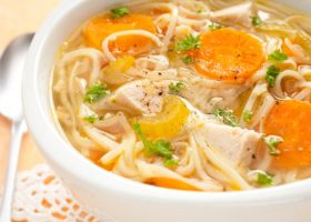 طريقة عمل نودلز الدجاج بالخضروات